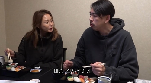 노란 수영복에 섹시한 몸매 어필하는 존예 처자