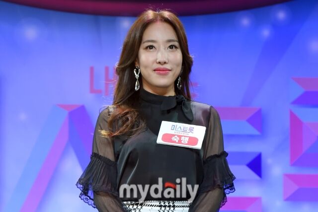 노란 수영복에 섹시한 몸매 어필하는 존예 처자