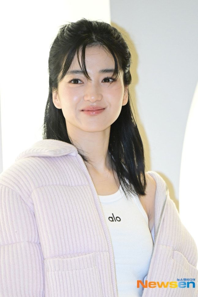 노란 수영복에 섹시한 몸매 어필하는 존예 처자