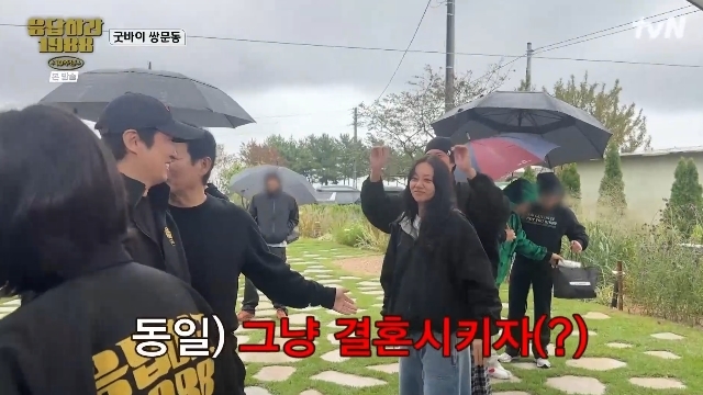 노란 수영복에 섹시한 몸매 어필하는 존예 처자