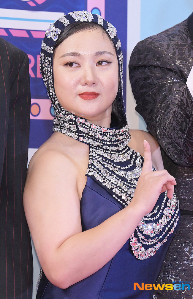 노란 수영복에 섹시한 몸매 어필하는 존예 처자