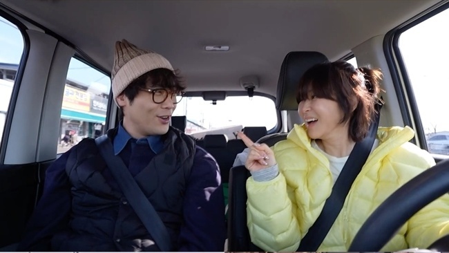 노란 수영복에 섹시한 몸매 어필하는 존예 처자