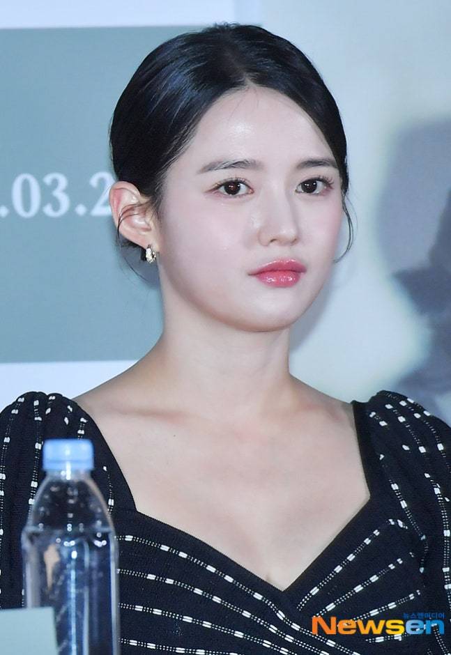 노란 수영복에 섹시한 몸매 어필하는 존예 처자