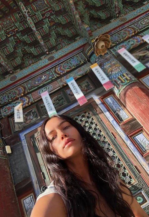 노란 수영복에 섹시한 몸매 어필하는 존예 처자