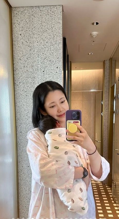 노란 수영복에 섹시한 몸매 어필하는 존예 처자