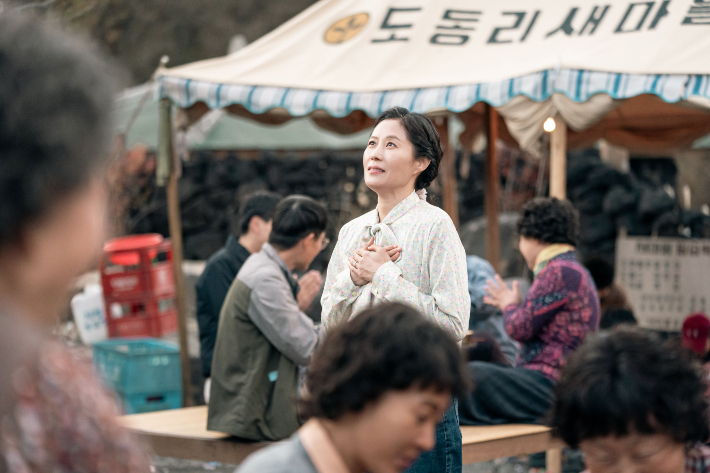 노란 수영복에 섹시한 몸매 어필하는 존예 처자