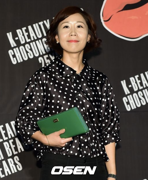 노란 수영복에 섹시한 몸매 어필하는 존예 처자