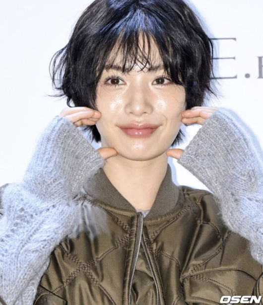 노란 수영복에 섹시한 몸매 어필하는 존예 처자