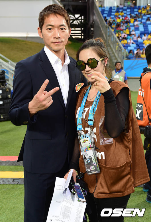 노란 수영복에 섹시한 몸매 어필하는 존예 처자