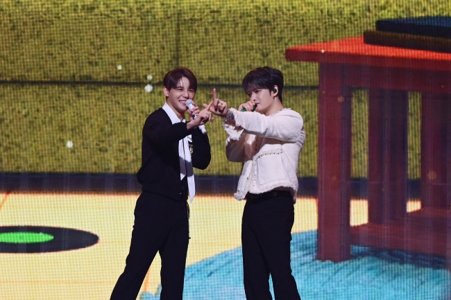 노란 수영복에 섹시한 몸매 어필하는 존예 처자