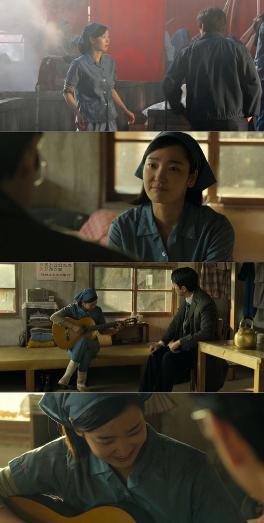 노란 수영복에 섹시한 몸매 어필하는 존예 처자