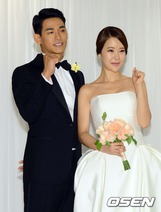 노란 수영복에 섹시한 몸매 어필하는 존예 처자