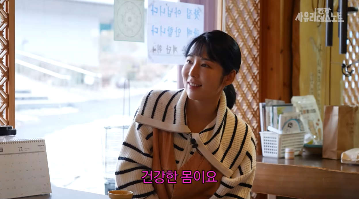 노란 수영복에 섹시한 몸매 어필하는 존예 처자