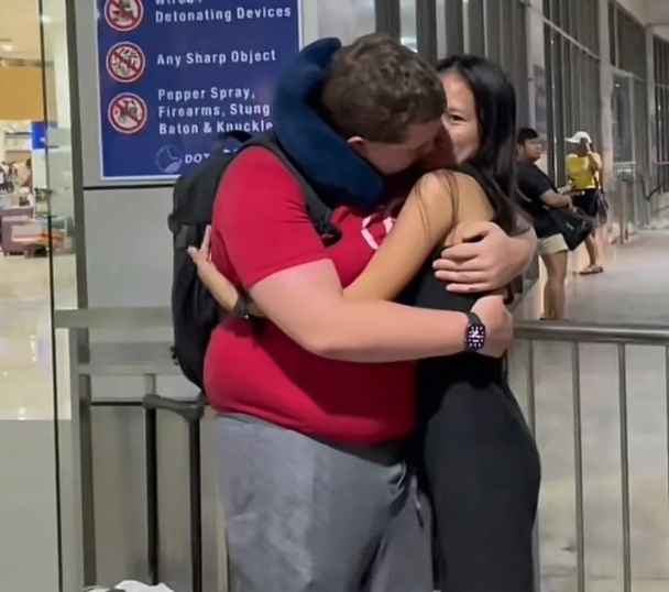 노란 수영복에 섹시한 몸매 어필하는 존예 처자