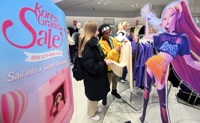 노란 수영복에 섹시한 몸매 어필하는 존예 처자