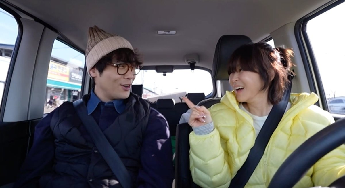 노란 수영복에 섹시한 몸매 어필하는 존예 처자