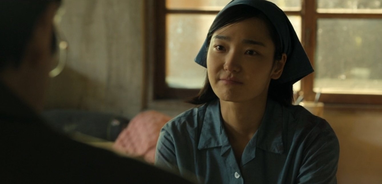 노란 수영복에 섹시한 몸매 어필하는 존예 처자