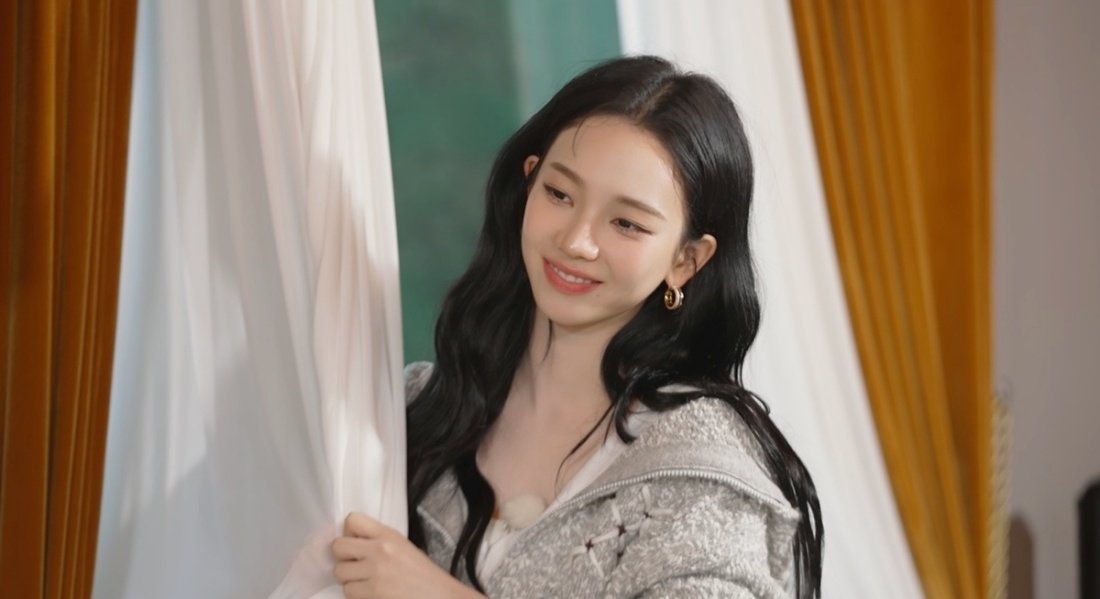 노란 수영복에 섹시한 몸매 어필하는 존예 처자