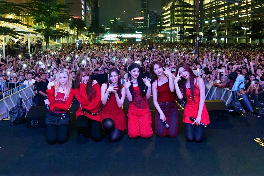 노란 수영복에 섹시한 몸매 어필하는 존예 처자