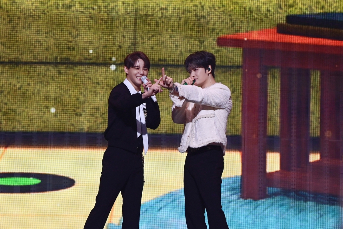 노란 수영복에 섹시한 몸매 어필하는 존예 처자