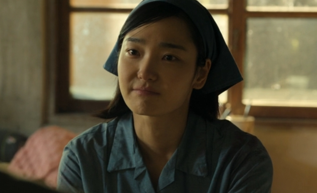 노란 수영복에 섹시한 몸매 어필하는 존예 처자