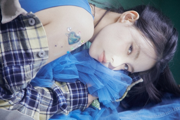 노란 수영복에 섹시한 몸매 어필하는 존예 처자