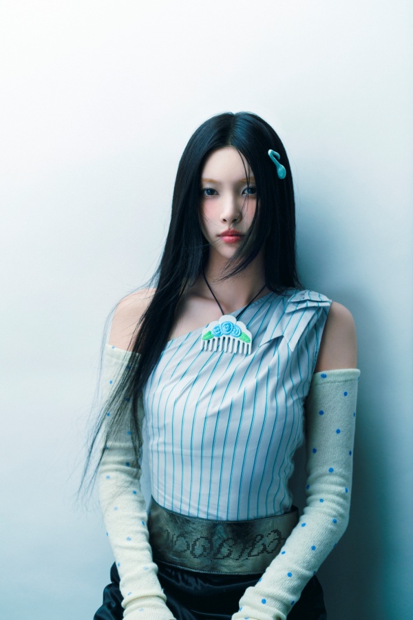 노란 수영복에 섹시한 몸매 어필하는 존예 처자