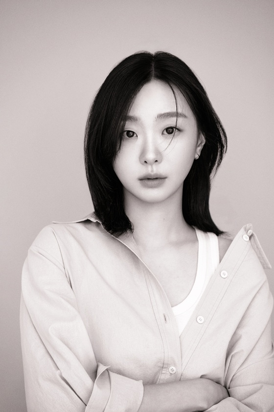 노란 수영복에 섹시한 몸매 어필하는 존예 처자