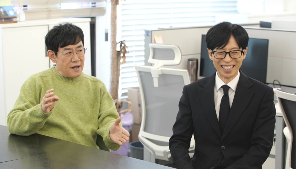 노란 수영복에 섹시한 몸매 어필하는 존예 처자