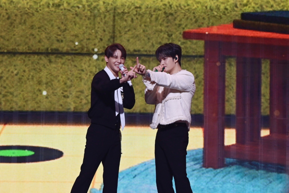 노란 수영복에 섹시한 몸매 어필하는 존예 처자