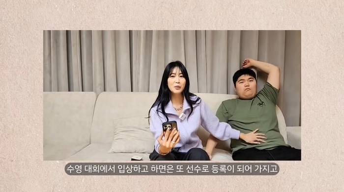 노란 수영복에 섹시한 몸매 어필하는 존예 처자