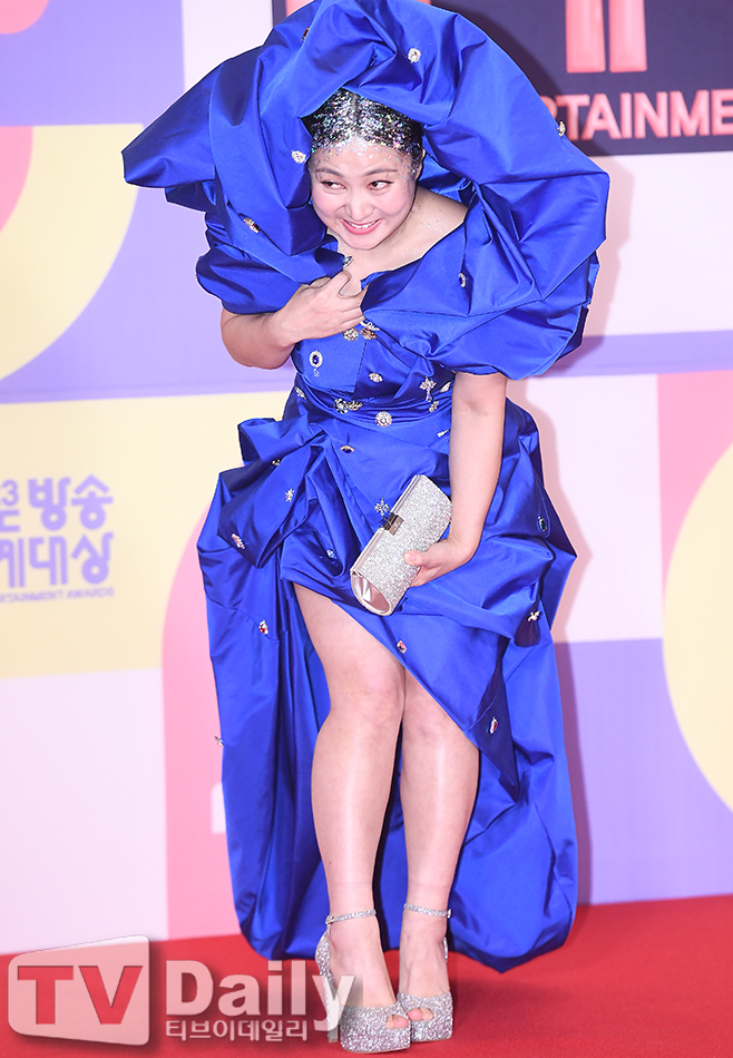 노란 수영복에 섹시한 몸매 어필하는 존예 처자