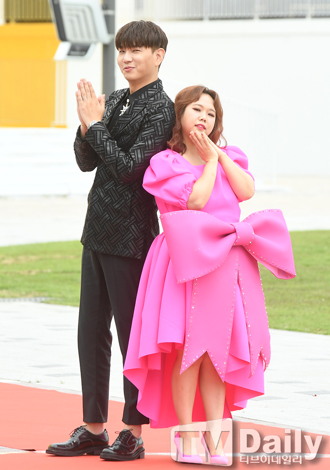 노란 수영복에 섹시한 몸매 어필하는 존예 처자