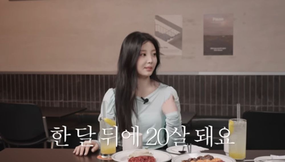 노란 수영복에 섹시한 몸매 어필하는 존예 처자