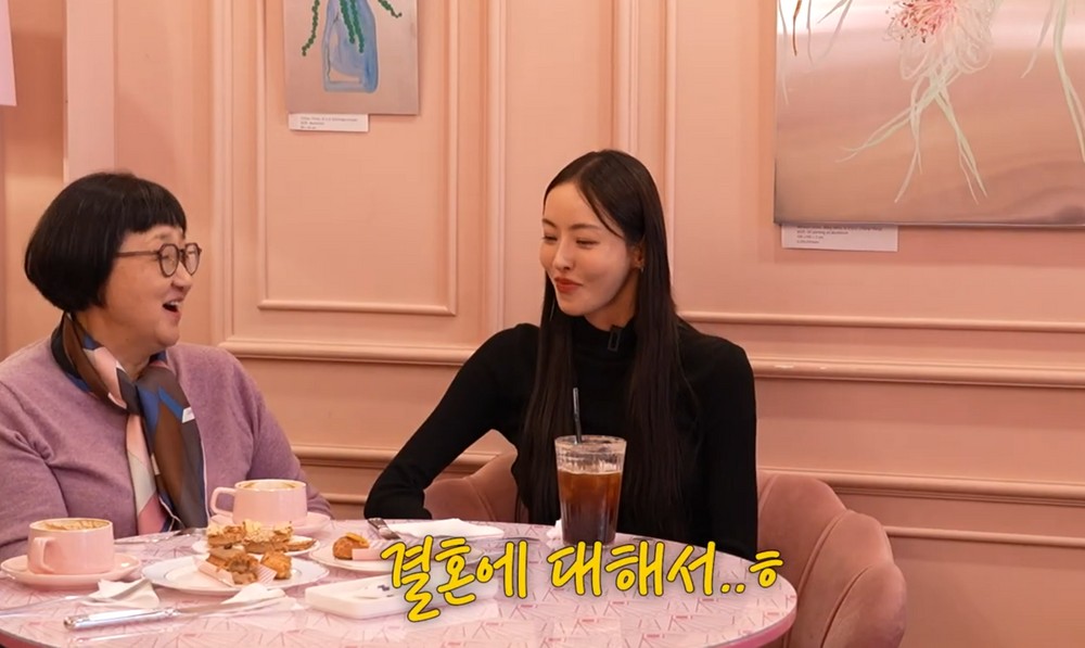 노란 수영복에 섹시한 몸매 어필하는 존예 처자