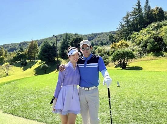 노란 수영복에 섹시한 몸매 어필하는 존예 처자