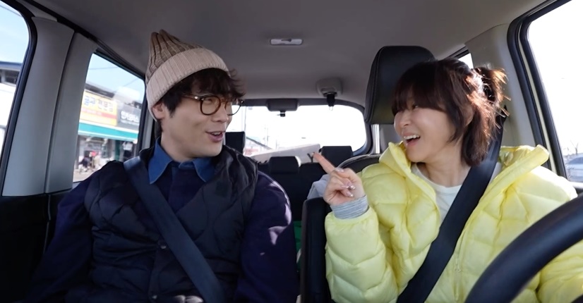 노란 수영복에 섹시한 몸매 어필하는 존예 처자