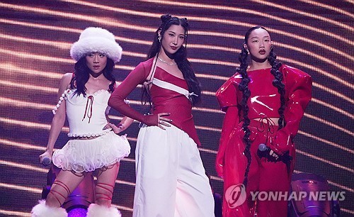 노란 수영복에 섹시한 몸매 어필하는 존예 처자