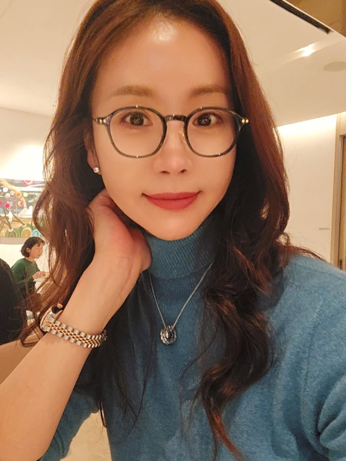 노란 수영복에 섹시한 몸매 어필하는 존예 처자