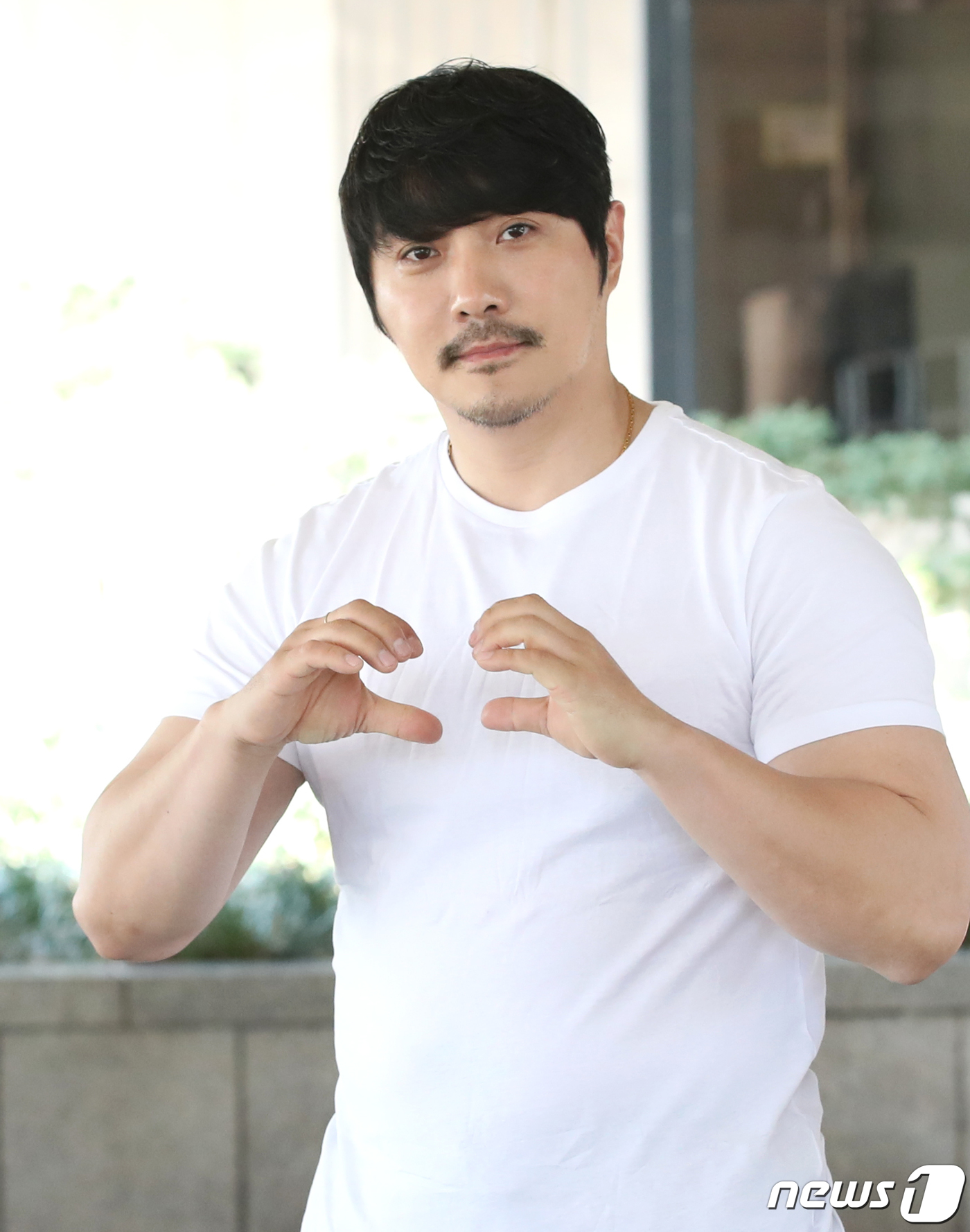 노란 수영복에 섹시한 몸매 어필하는 존예 처자