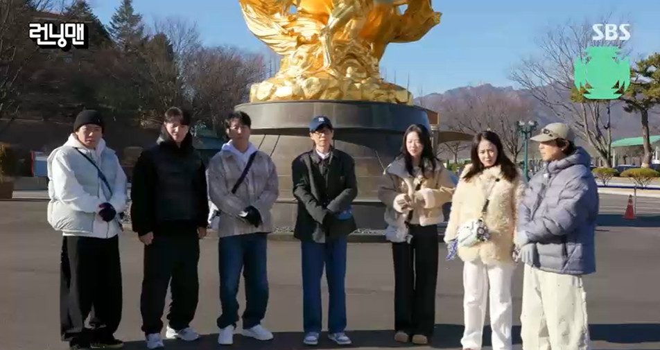 노란 수영복에 섹시한 몸매 어필하는 존예 처자