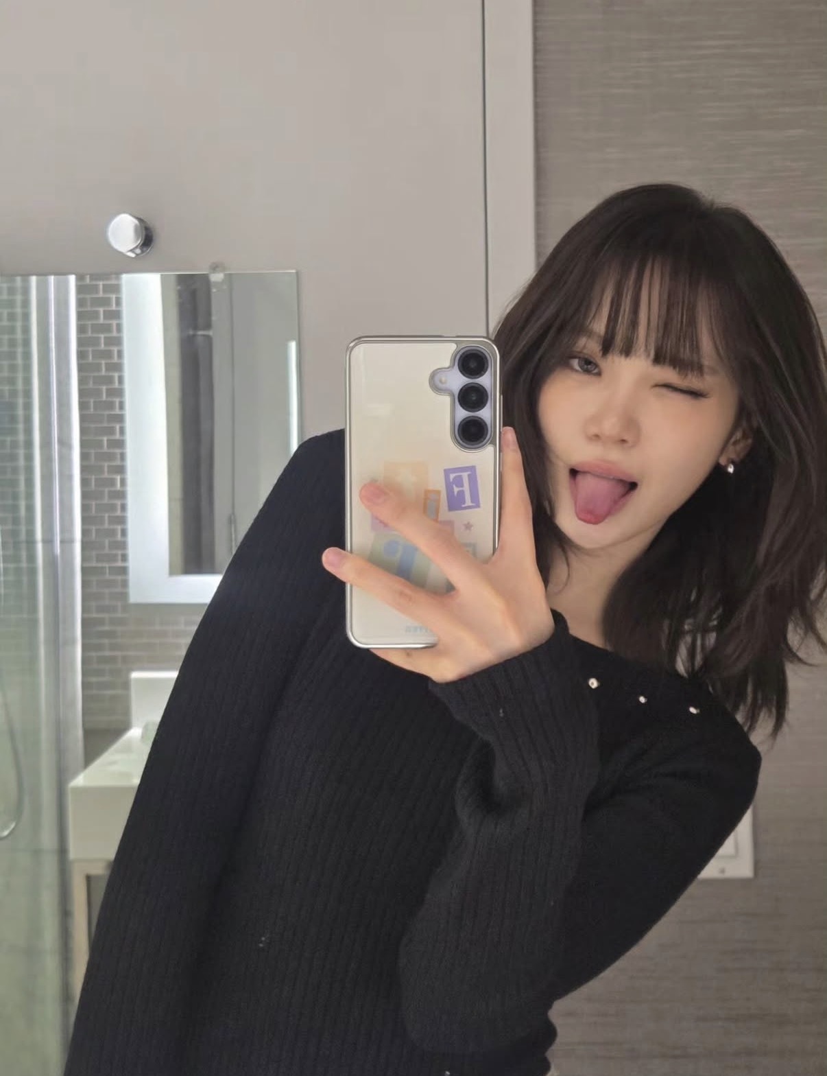 노란 수영복에 섹시한 몸매 어필하는 존예 처자