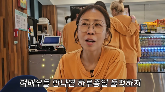 노란 수영복에 섹시한 몸매 어필하는 존예 처자