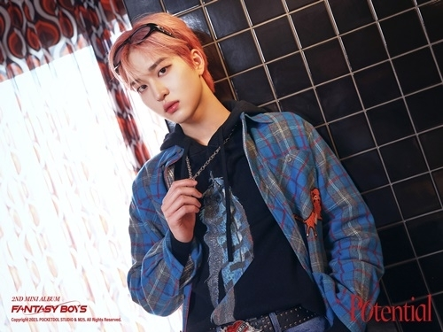 노란 수영복에 섹시한 몸매 어필하는 존예 처자