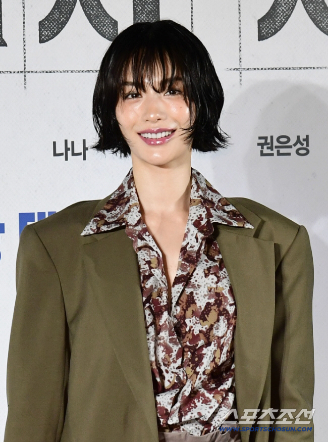 노란 수영복에 섹시한 몸매 어필하는 존예 처자