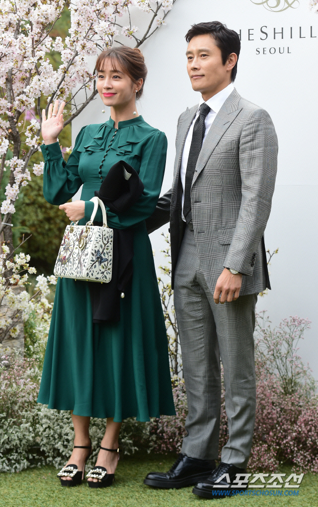 노란 수영복에 섹시한 몸매 어필하는 존예 처자