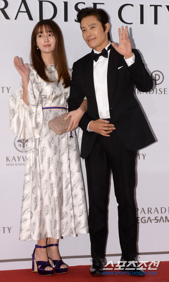 노란 수영복에 섹시한 몸매 어필하는 존예 처자