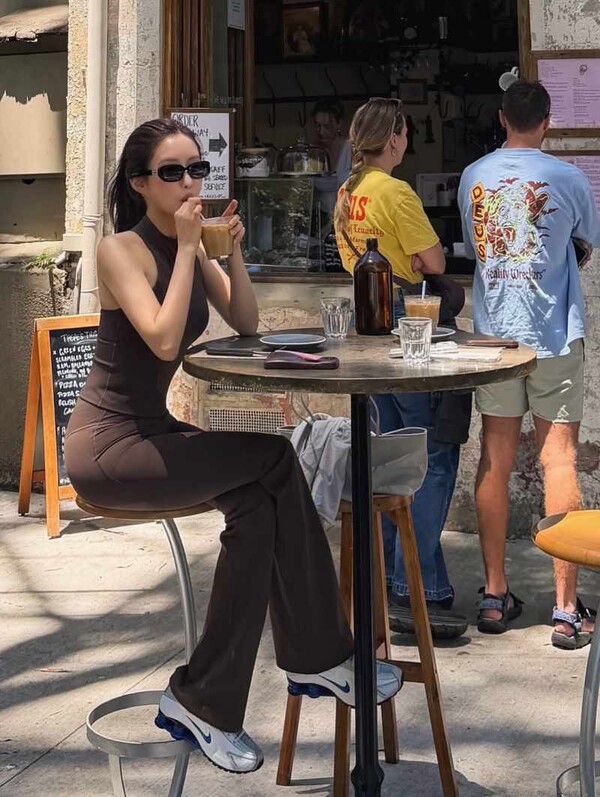 노란 수영복에 섹시한 몸매 어필하는 존예 처자