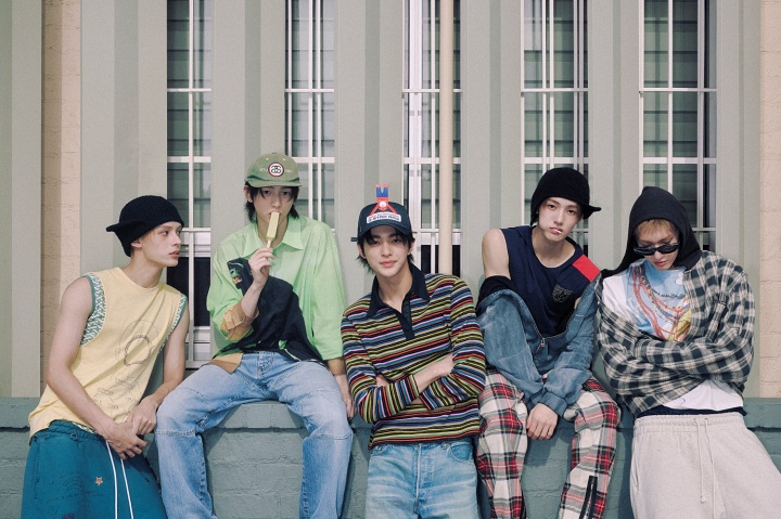 노란 수영복에 섹시한 몸매 어필하는 존예 처자