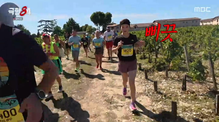 노란 수영복에 섹시한 몸매 어필하는 존예 처자